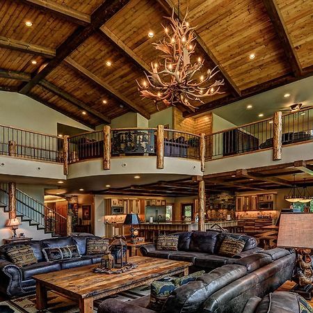 Whispering Pines Lodge: 9 Bedroom Eagle River Buitenkant foto