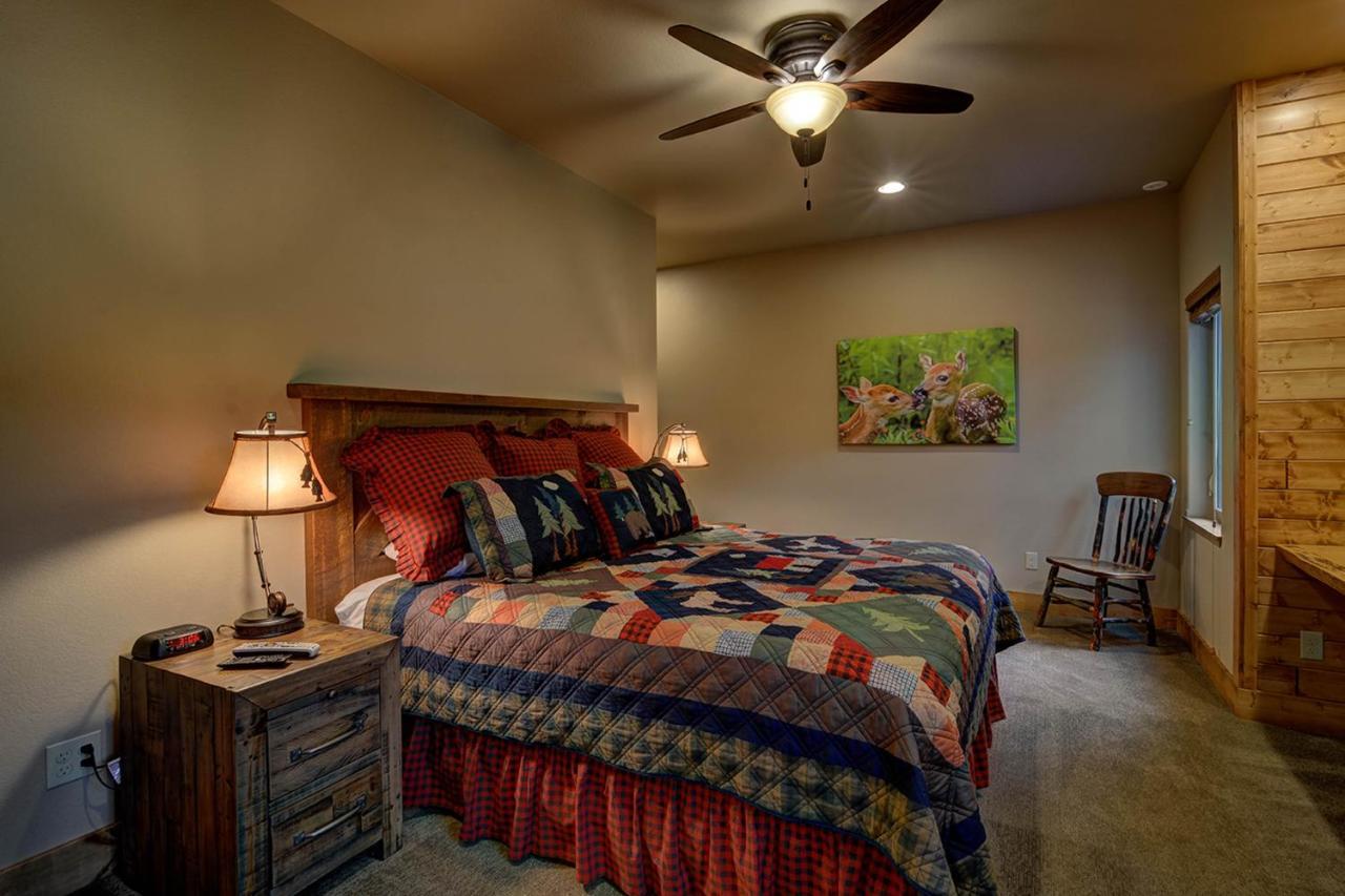 Whispering Pines Lodge: 9 Bedroom Eagle River Buitenkant foto