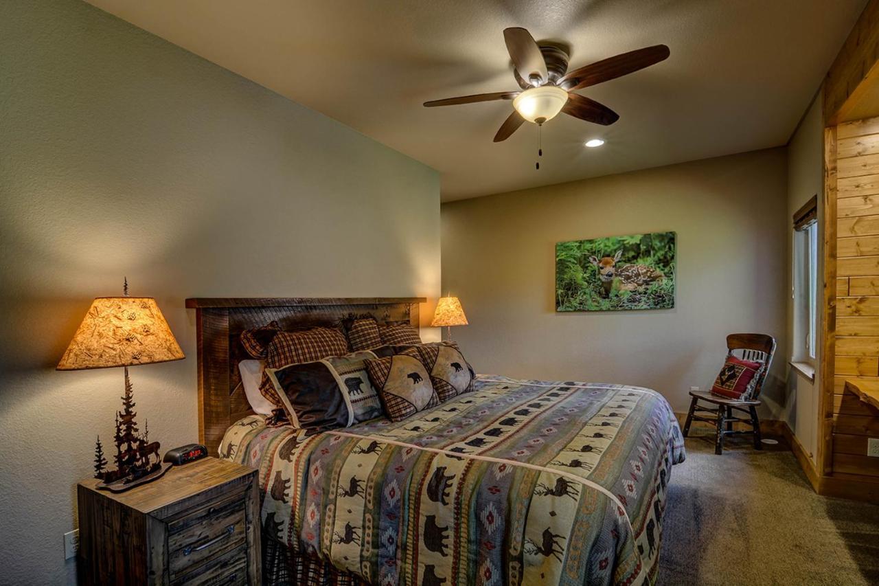 Whispering Pines Lodge: 9 Bedroom Eagle River Buitenkant foto