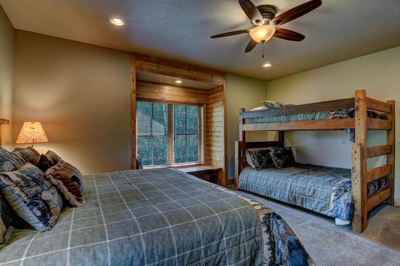 Whispering Pines Lodge: 9 Bedroom Eagle River Buitenkant foto