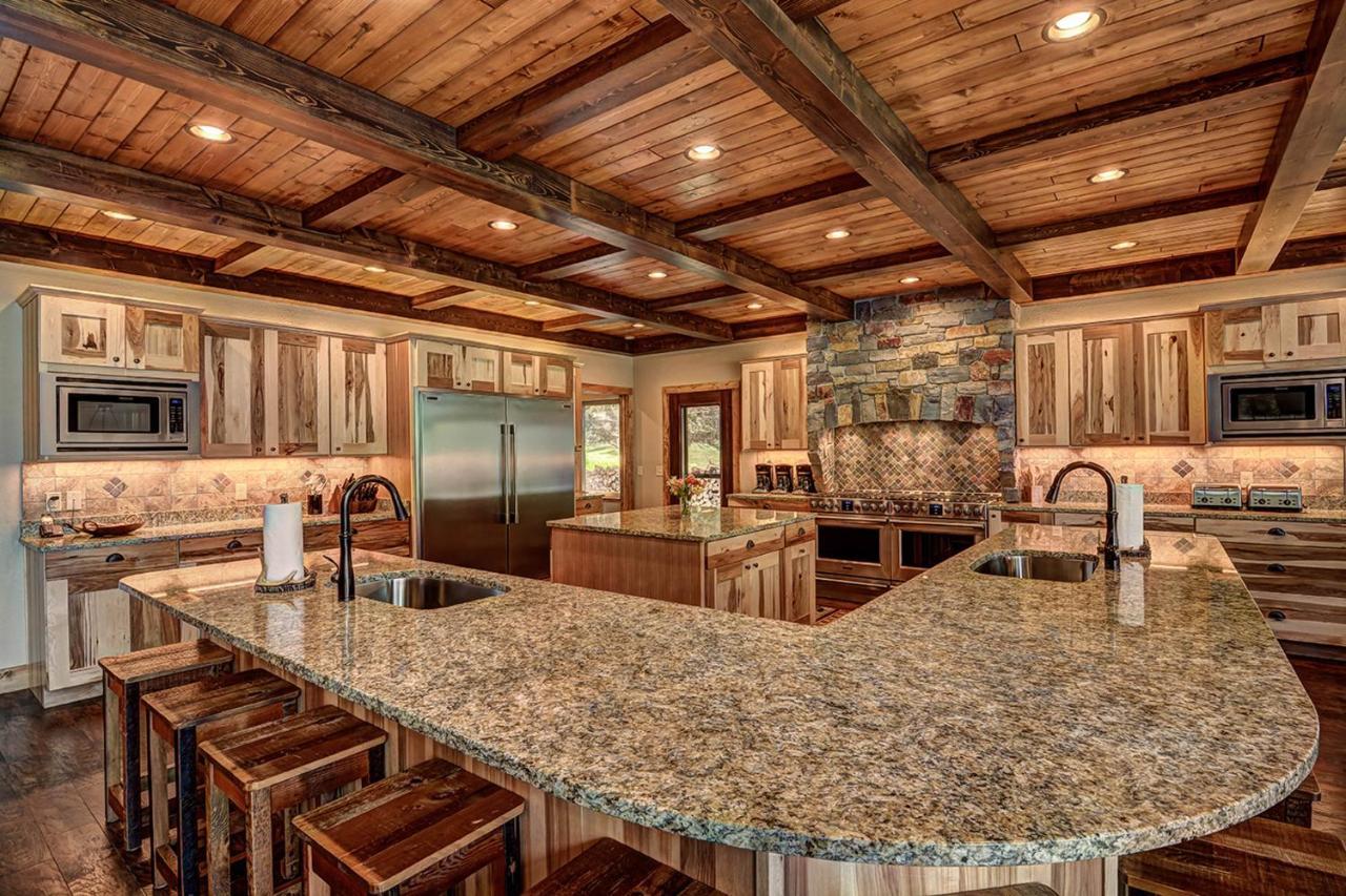 Whispering Pines Lodge: 9 Bedroom Eagle River Buitenkant foto