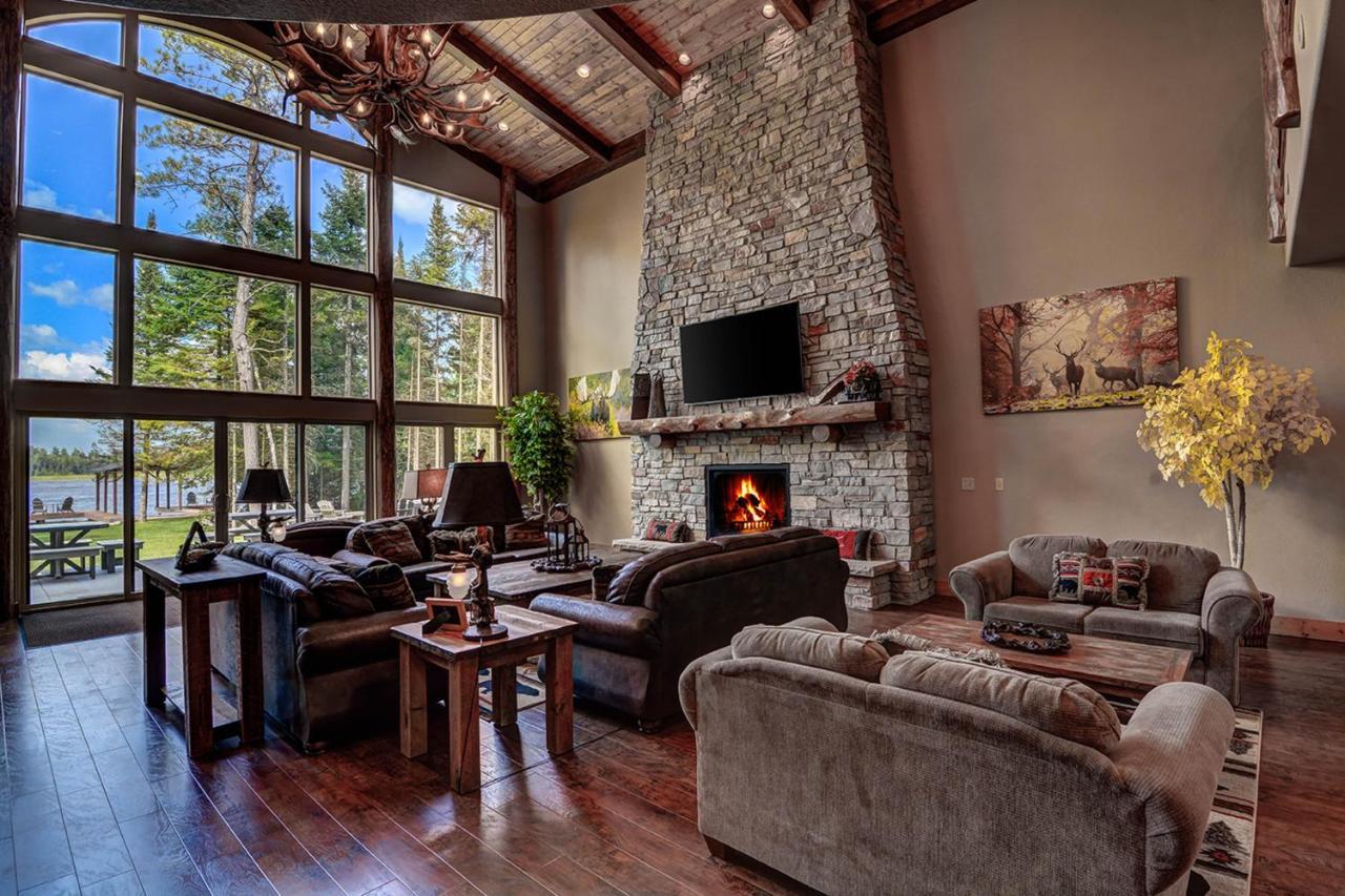 Whispering Pines Lodge: 9 Bedroom Eagle River Buitenkant foto