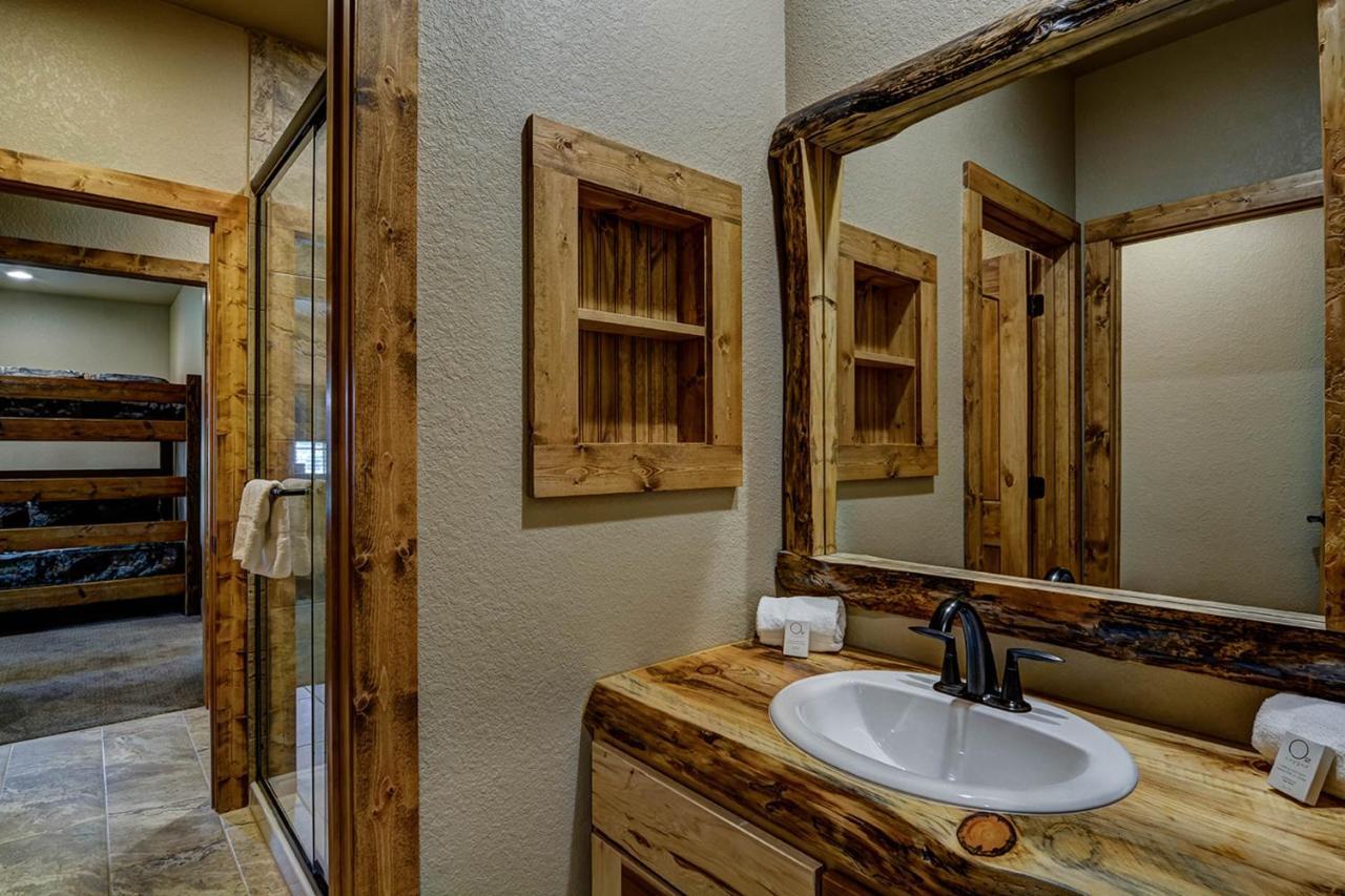 Whispering Pines Lodge: 9 Bedroom Eagle River Buitenkant foto