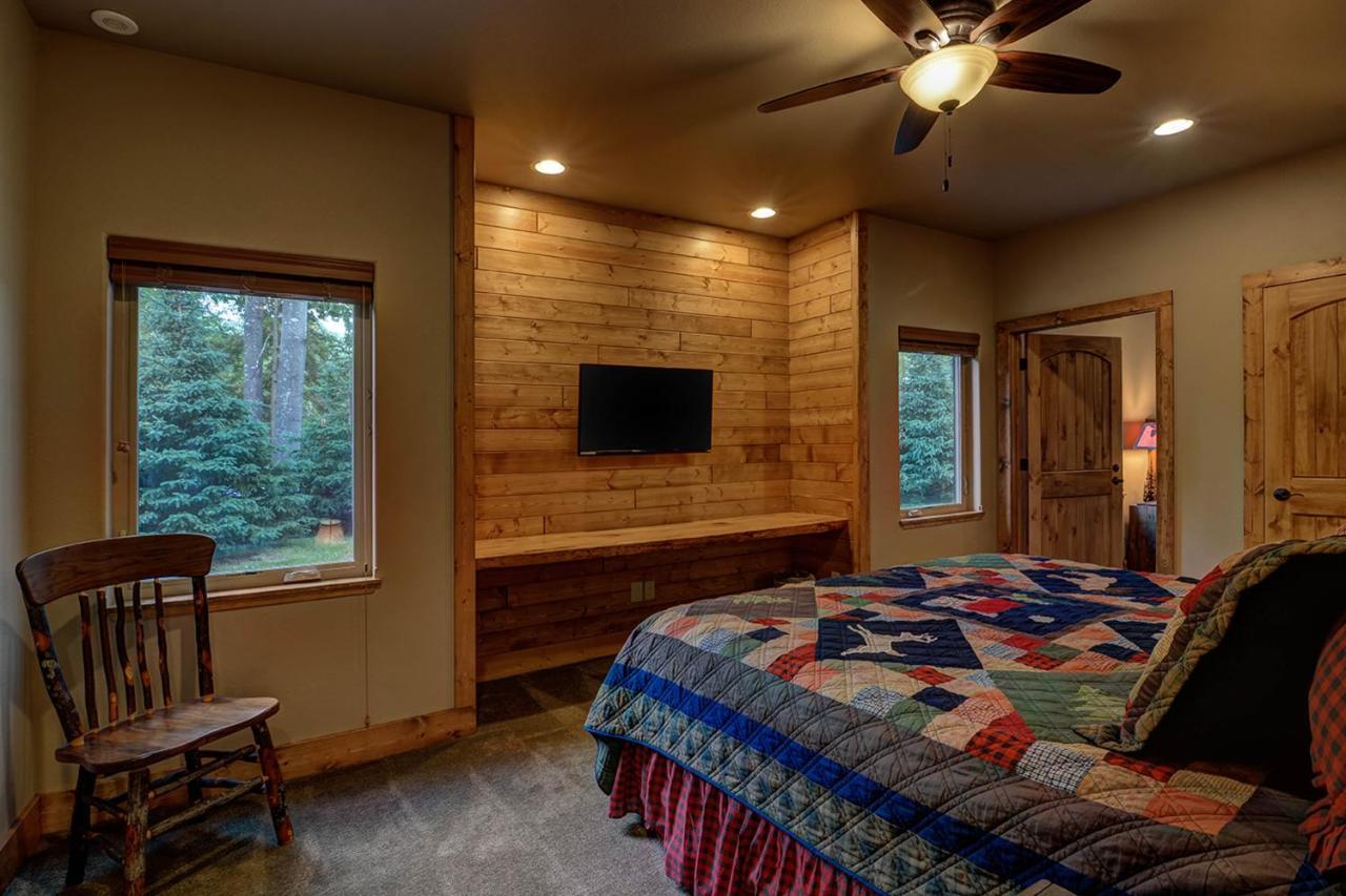 Whispering Pines Lodge: 9 Bedroom Eagle River Buitenkant foto