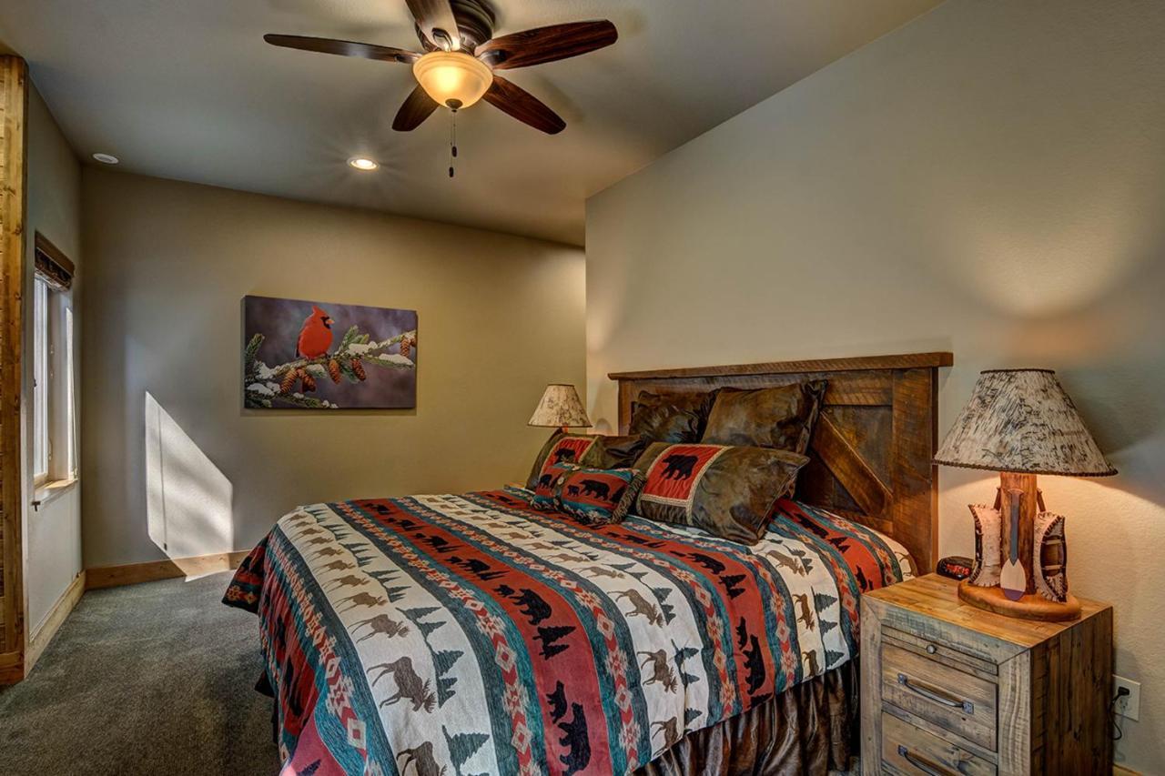 Whispering Pines Lodge: 9 Bedroom Eagle River Buitenkant foto